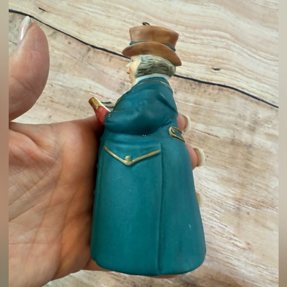 Vintage Hallmark Ornament Dickens Caroler Bell Mr Ashbourne 1990 Christmas Y2K - Picture 6 of 6